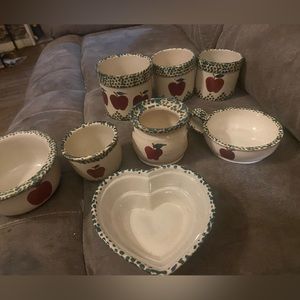 Heritage pottery 7 piece pottery apple set with green trim no chips like new